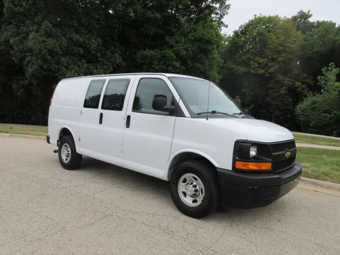 Used 2017 Chevrolet Express 2500 RWD image 3