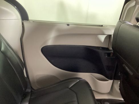 Used 2023 Chrysler Pacifica Touring-L image 17