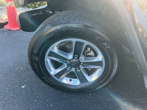 Used 2019 Jeep Wrangler Unlimited Sahara image 33