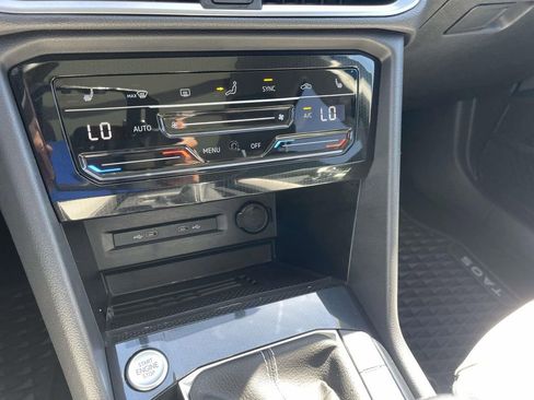 Certified 2025 Volkswagen Taos SE FWD image 27