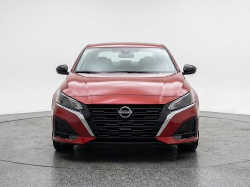 Used 2025 Nissan Altima 2.5 SV FWD image 2