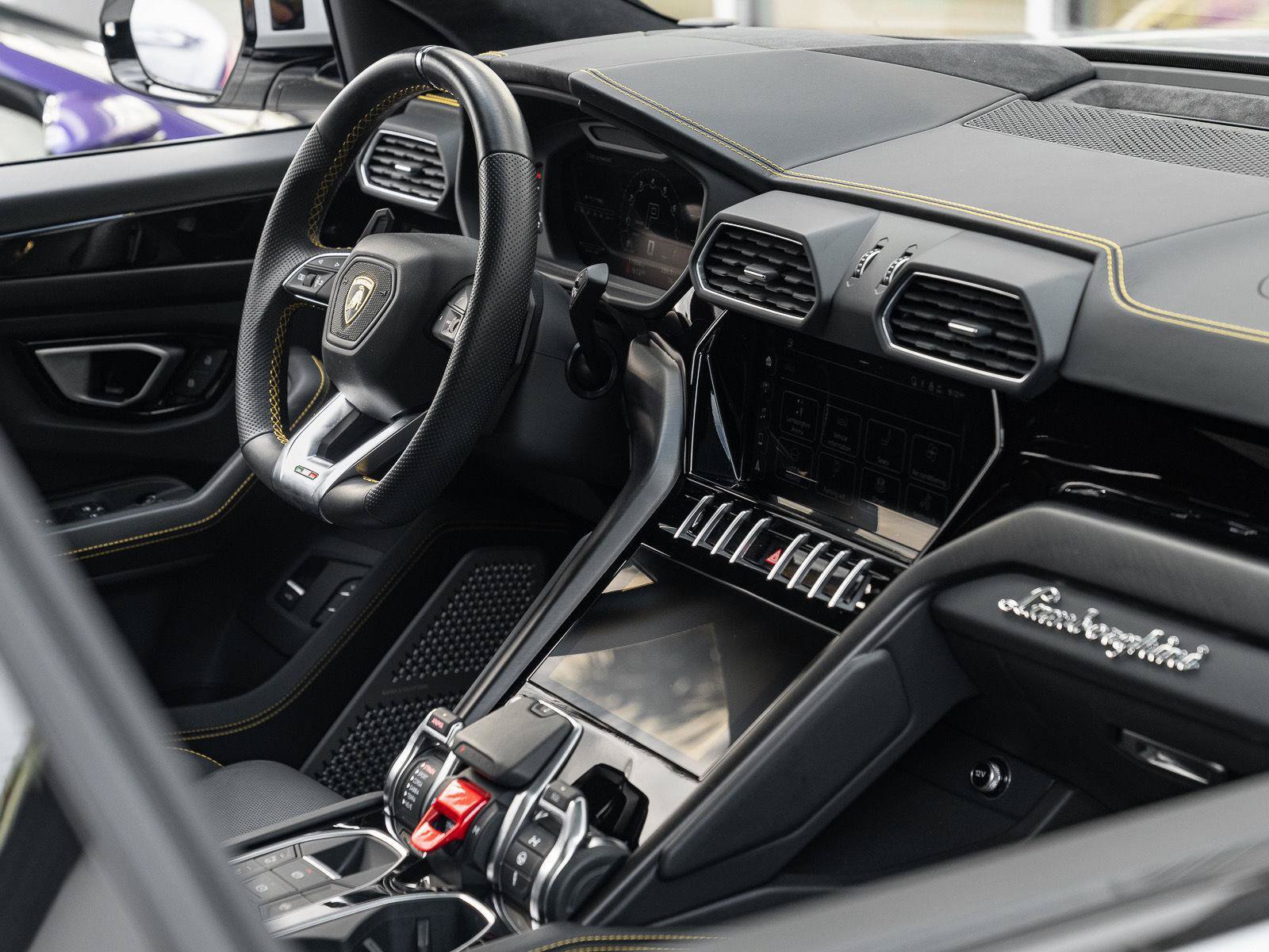 Used 2022 Lamborghini Urus AWD/4WD image 35