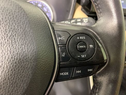 Used 2020 Toyota RAV4 XLE Premium FWD image 21