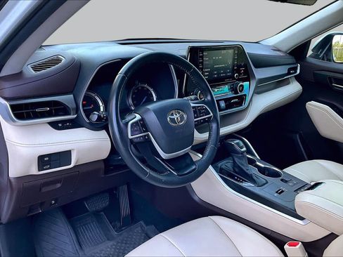 Used 2022 Toyota Highlander XLE AWD/4WD image 17