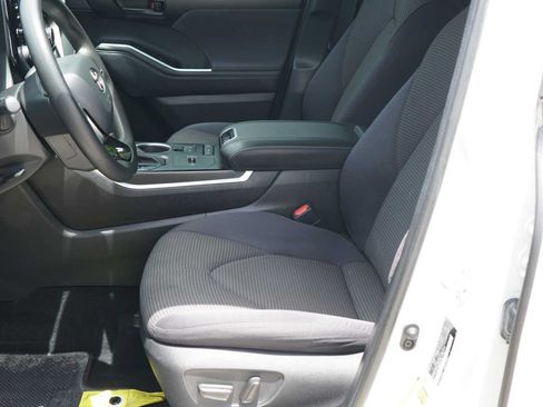 Used 2021 Toyota Highlander L FWD image 8