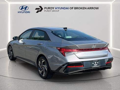 Certified 2025 Hyundai Elantra Limited FWD image 7