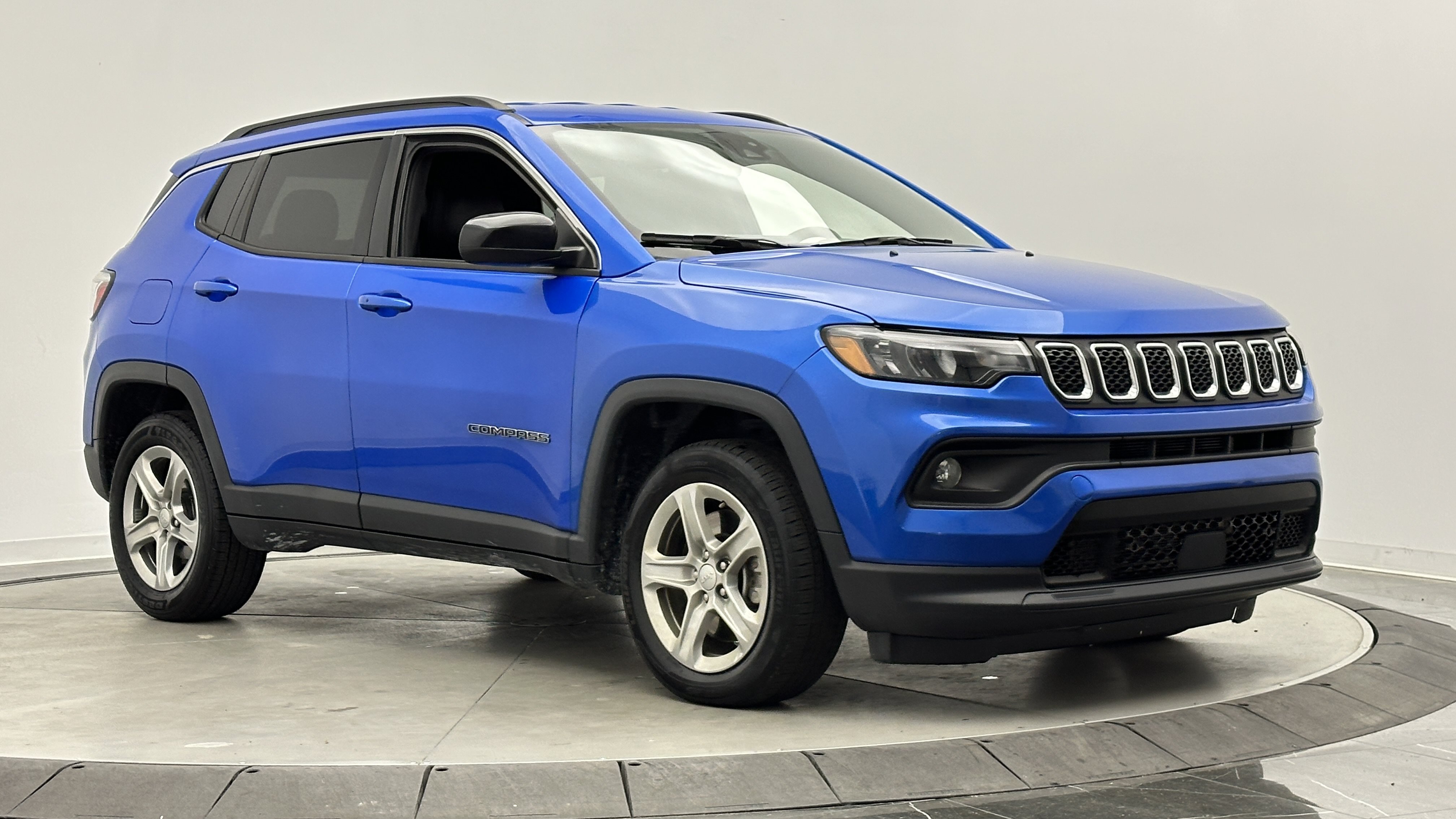 Used 2024 Jeep Compass Latitude w/ Altitude Special Edition AWD/4WD image 3