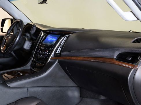 Used 2018 Cadillac Escalade Luxury AWD/4WD image 35