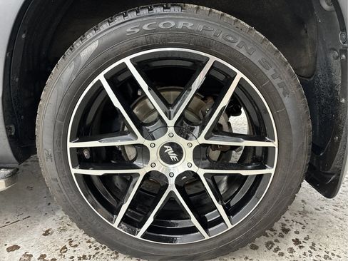 Used 2019 Toyota Highlander XLE AWD/4WD image 30
