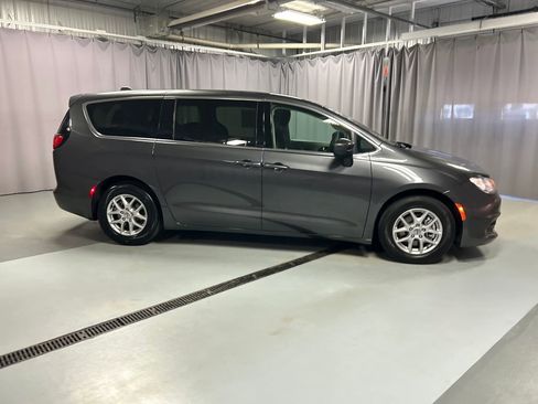 Used 2023 Chrysler Voyager LX image 8