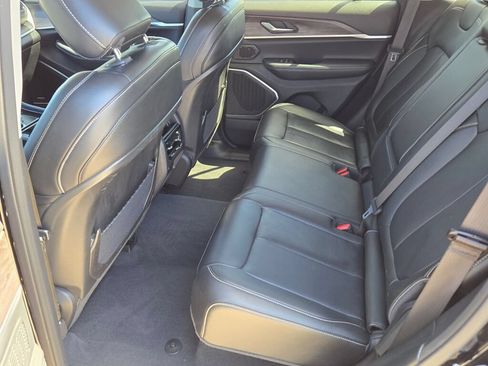 Used 2023 Jeep Grand Cherokee Limited w/ Black Appearance Package AWD/4WD image 16
