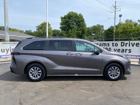 Used 2023 Toyota Sienna XLE FWD image 2