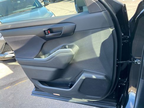 Used 2025 Toyota Highlander LE image 18