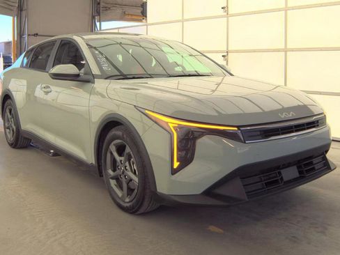 Used 2025 Kia K4 LXS image 2