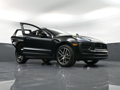 Certified 2025 Porsche Macan AWD/4WD image 38