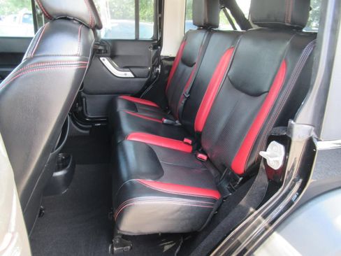 Used 2016 Jeep Wrangler Unlimited Rubicon AWD/4WD image 31