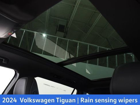 Used 2024 Volkswagen Tiguan SE R-Line image 25