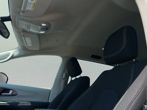 Used 2023 Chrysler Voyager LX image 13