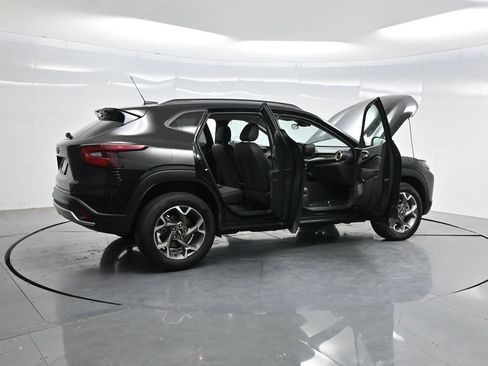 Used 2025 Chevrolet Trax LT FWD image 4