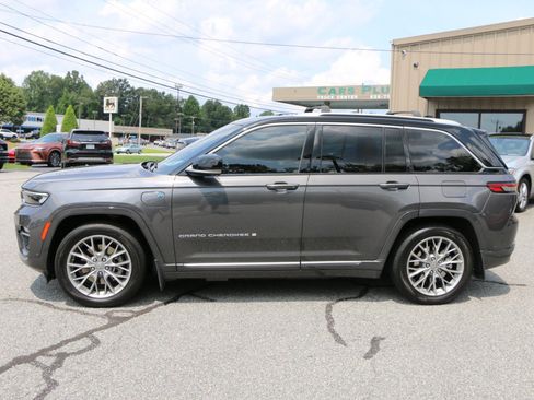 Used 2022 Jeep Grand Cherokee Summit AWD/4WD image 2