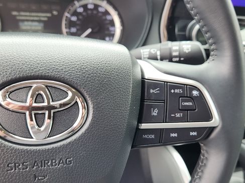 Certified 2024 Toyota Highlander LE FWD image 17