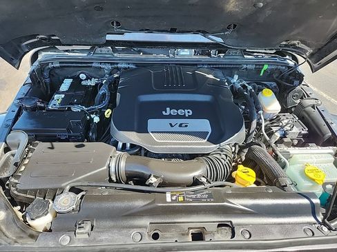 Used 2018 Jeep Wrangler Unlimited Sahara w/ Connectivity Group AWD/4WD image 11