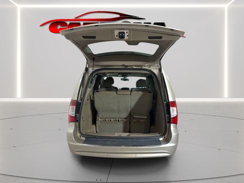 Used 2015 Chrysler Town & Country Limited Platinum FWD image 21