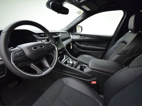 New 2025 Jeep Grand Cherokee L Laredo image 19