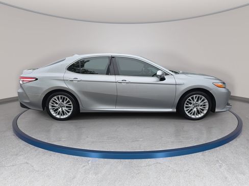 Used 2020 Toyota Camry XLE w/ Sunroof Package FWD image 4