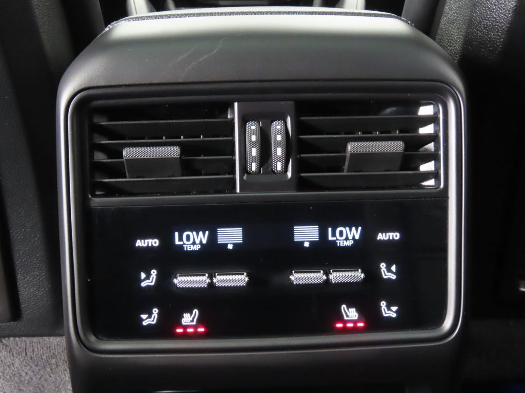 Certified 2025 Porsche Cayenne Coupe AWD/4WD image 34