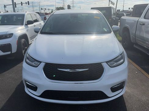 Used 2023 Chrysler Pacifica Touring-L FWD image 1