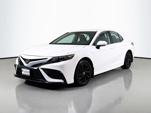 Used 2024 Toyota Camry SE image 1