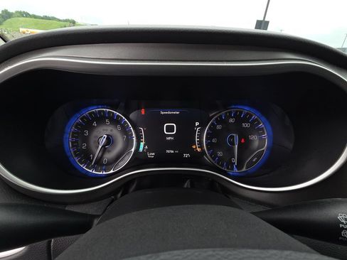 Used 2023 Chrysler Pacifica Touring-L FWD image 16