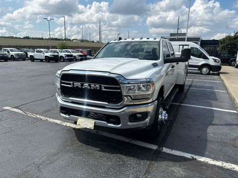 Used 2022 RAM 3500 Tradesman w/ Chrome Appearance Group AWD/4WD image 4