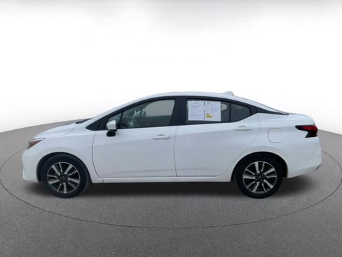 Used 2025 Nissan Versa SV image 9