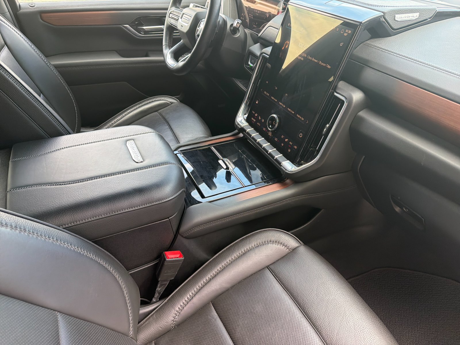 Used 2025 GMC Yukon XL Denali AWD/4WD image 18