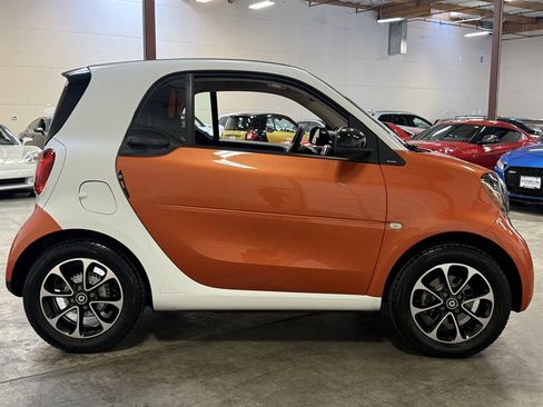 Used 2016 smart fortwo passion RWD image 8