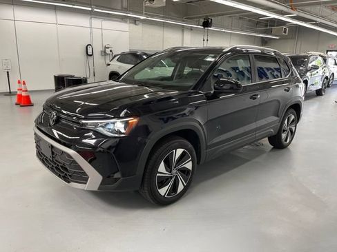 New 2025 Volkswagen Taos SE w/ Panoramic Sunroof Package AWD/4WD image 1
