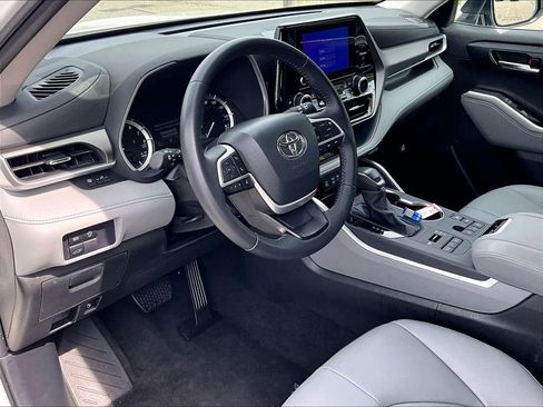 Certified 2026 Toyota Highlander XLE AWD/4WD image 8