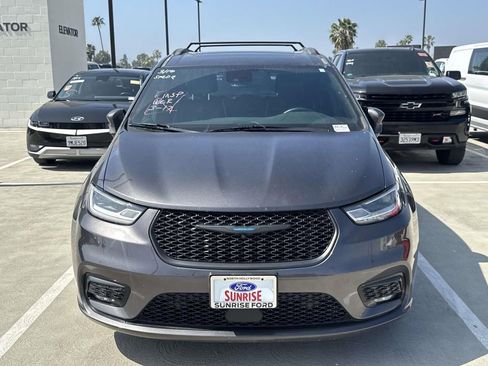 Used 2021 Chrysler Pacifica Limited w/ Uconnect Theater Family Group image 11