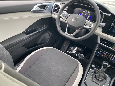 New 2026 Volkswagen Taos SE image 10