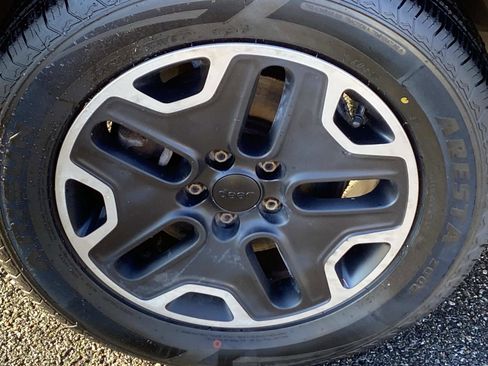 Used 2015 Jeep Renegade Trailhawk image 25