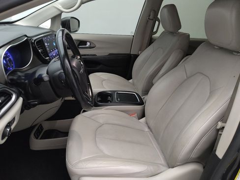 Used 2021 Chrysler Pacifica Touring-L FWD image 17
