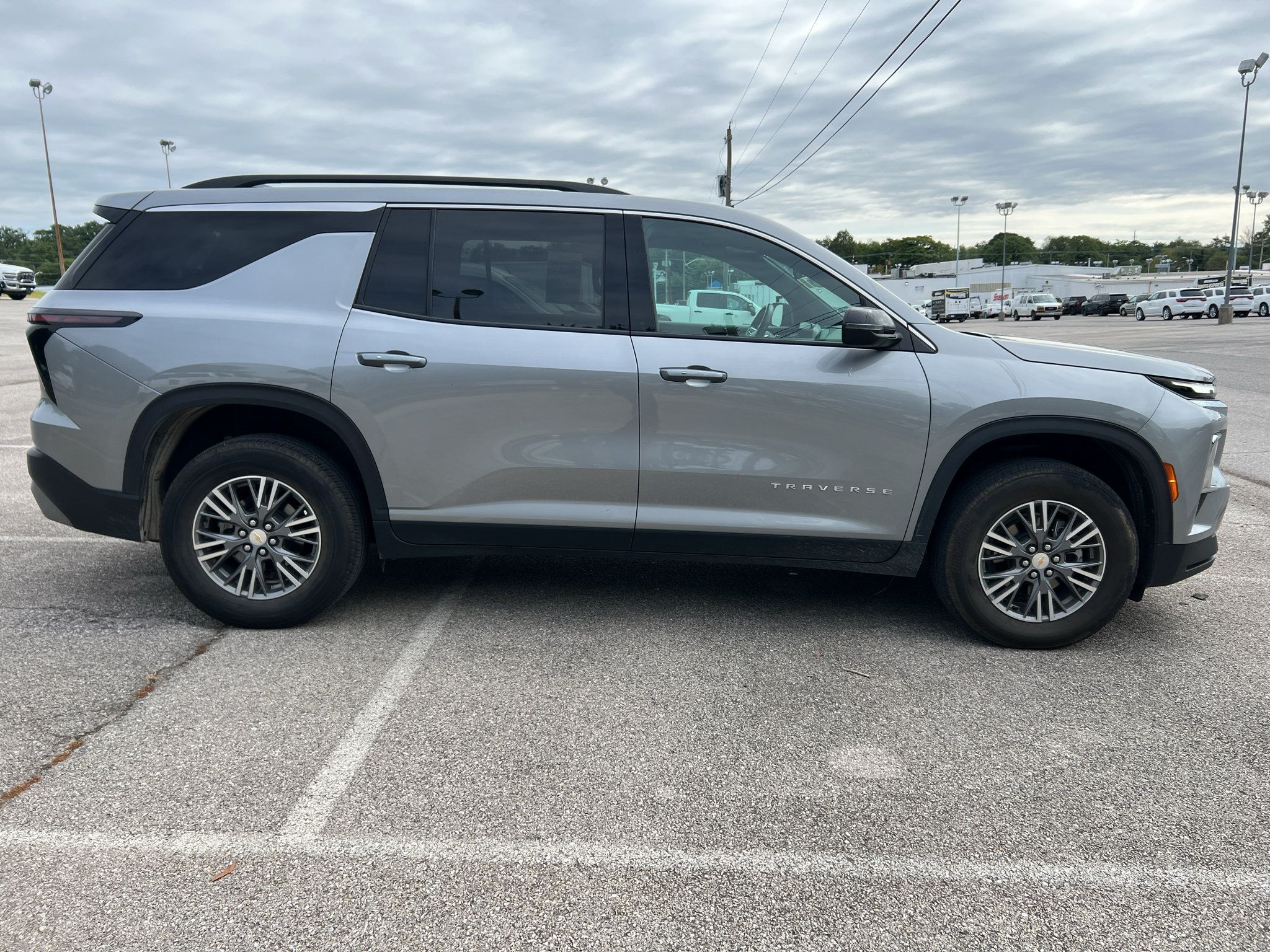 Used 2025 Chevrolet Traverse LT FWD image 2