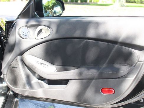 Used 2018 Nissan 370Z w/ Sport Package image 12