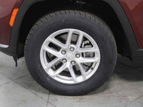 Used 2023 Jeep Grand Cherokee L Laredo image 17