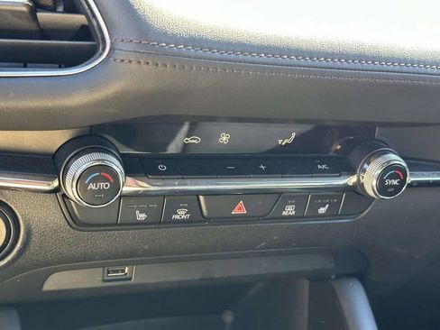 Used 2020 MAZDA MAZDA3 Hatchback w/ Preferred Package FWD image 25