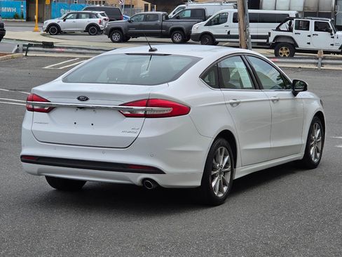 Used 2017 Ford Fusion SE FWD image 7
