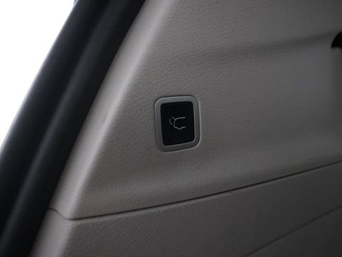 Used 2024 Chrysler Pacifica Touring-L FWD image 15