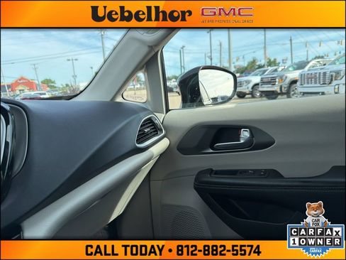 Used 2022 Chrysler Pacifica Touring-L FWD image 35